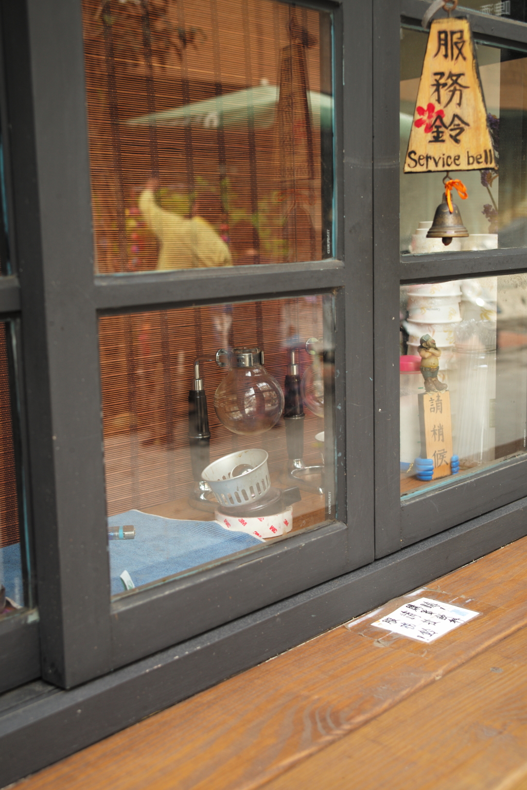 まだ開いていない店先