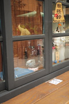まだ開いていない店先