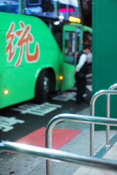 夜のバスターミナル