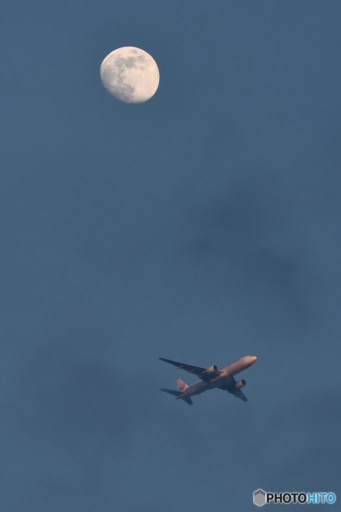 月と飛行機