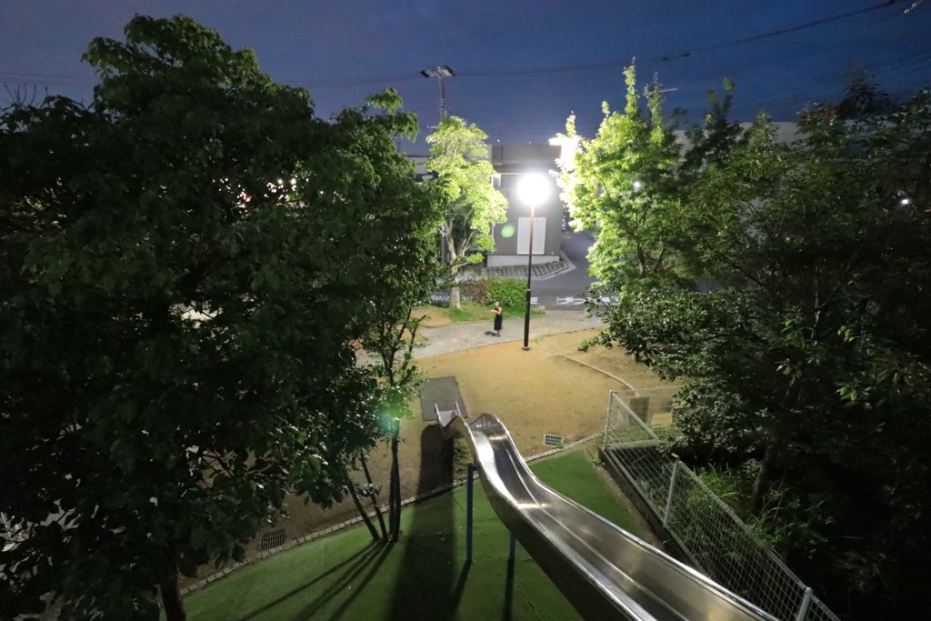 夜の公園で水鉄砲遊び