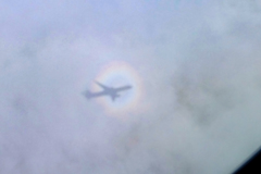 虹の輪の中の飛行機