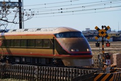 東武100系「日光詣スペーシア」・踏切通過①