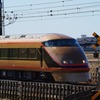 東武100系「日光詣スペーシア」・踏切通過①