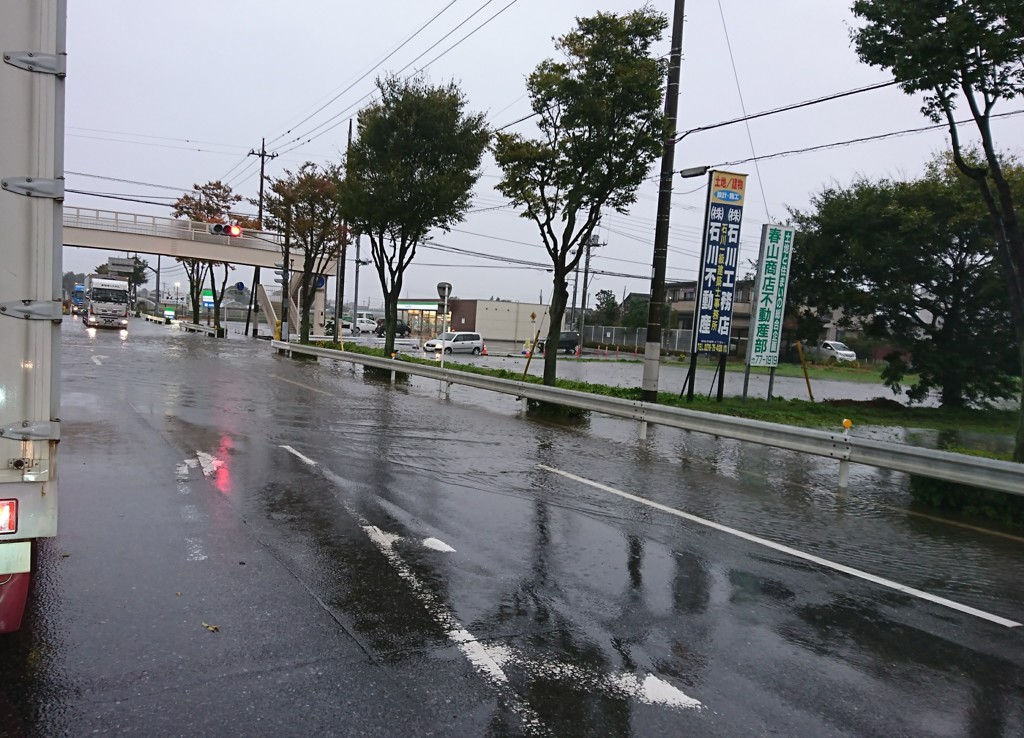 皆さま、足元にお気をつけください