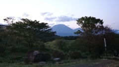 ロッジの裏から望む男体山