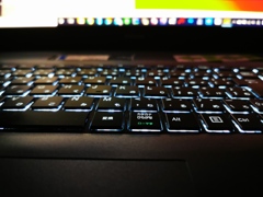 キーボードのバックライトも涙で滲む