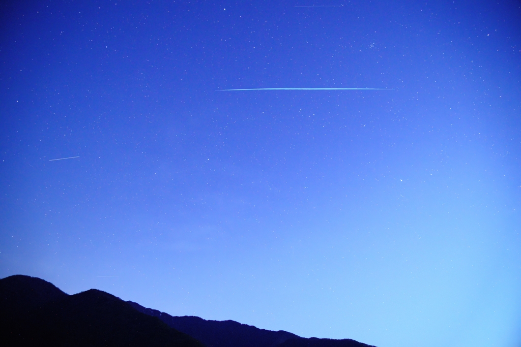 南天を駆け抜けるスターリンク衛星