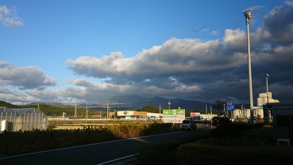 朝になっても高原山上空に居座る雲