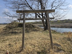 川に鳥居