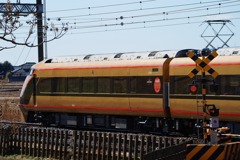 東武100系「日光詣スペーシア」・踏切通過②