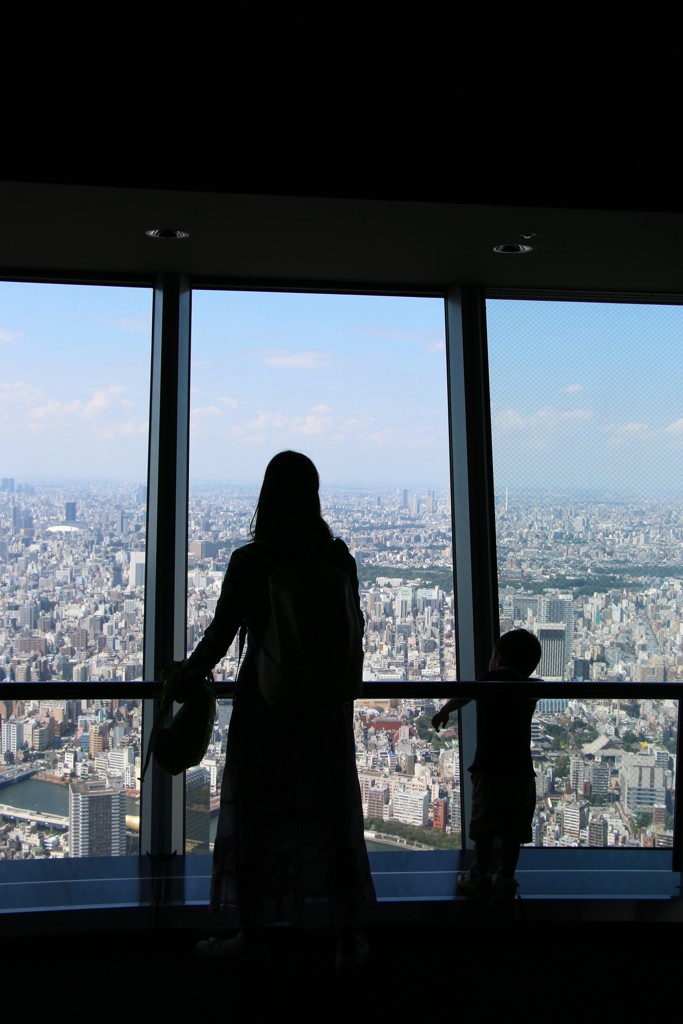 決して窓際には近づかない男(笑)