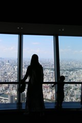 決して窓際には近づかない男(笑)