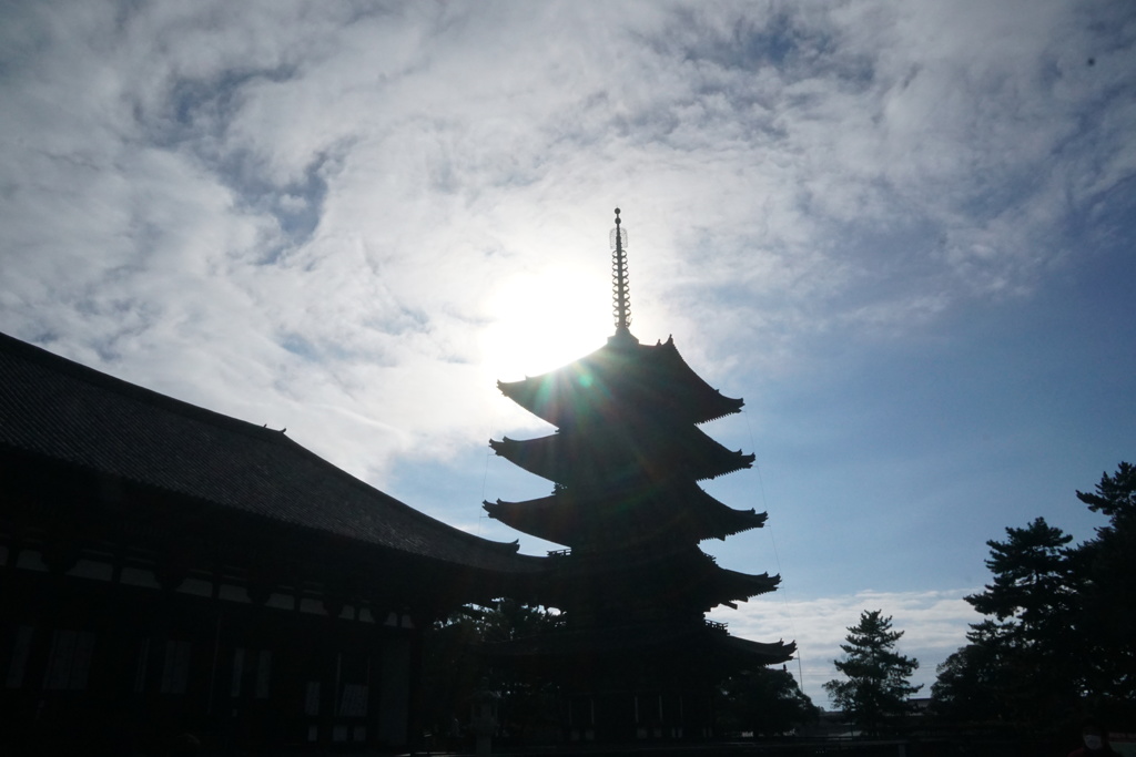 シルエットの五重塔