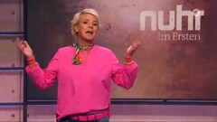 ステージで話す女性コメディアン