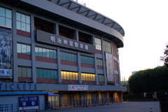 夜明けの神宮球場