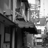 残暑残る朝の裏路地