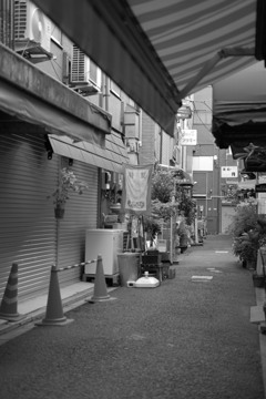 朝の浅草路地