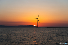 石狩湾新港洋上風力発電と夕日