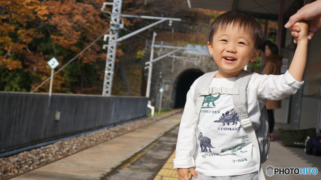 電車まだかな？あっちからくるかなぁ？