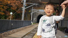 電車まだかな？あっちからくるかなぁ？