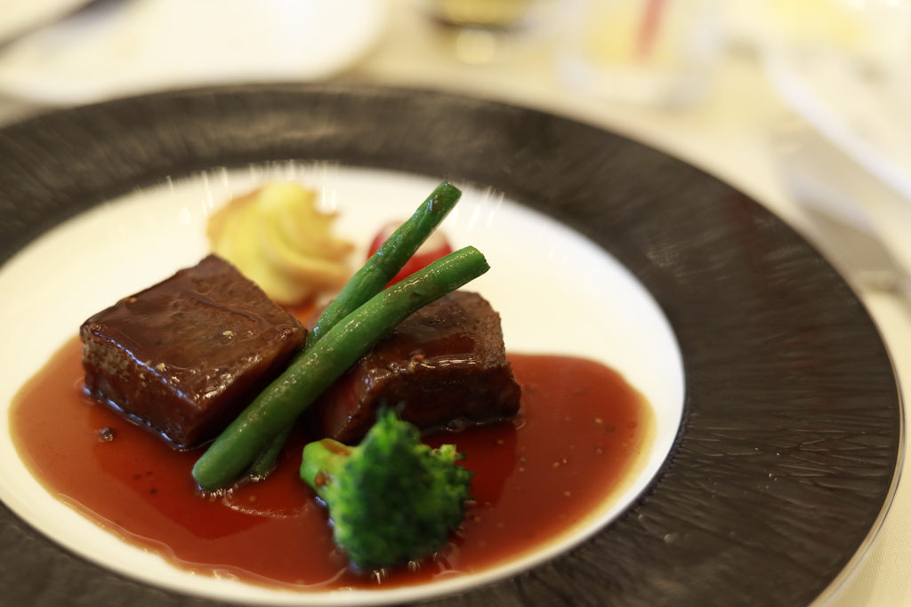 牛ロース肉のロティ プチトマトのグラチネ ルビーポルト風味粒マスタードソース