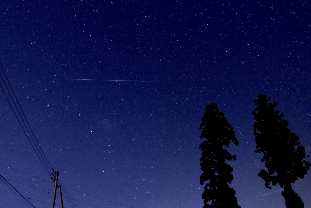 北斗七星の上を駆ける流星