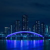 夜に輝く青い橋