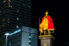 赤マントの信長像