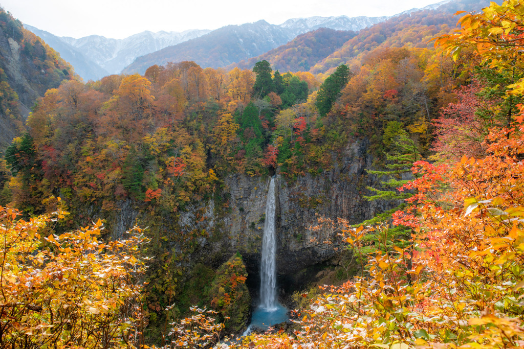 白水の滝と紅葉と雪山