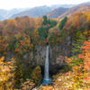 白水の滝と紅葉と雪山