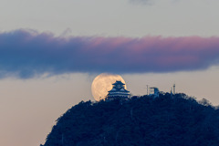 赤く染まった雲と月城