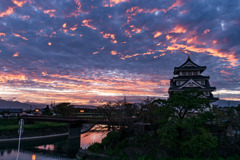 岐阜墨俣城と夕焼け