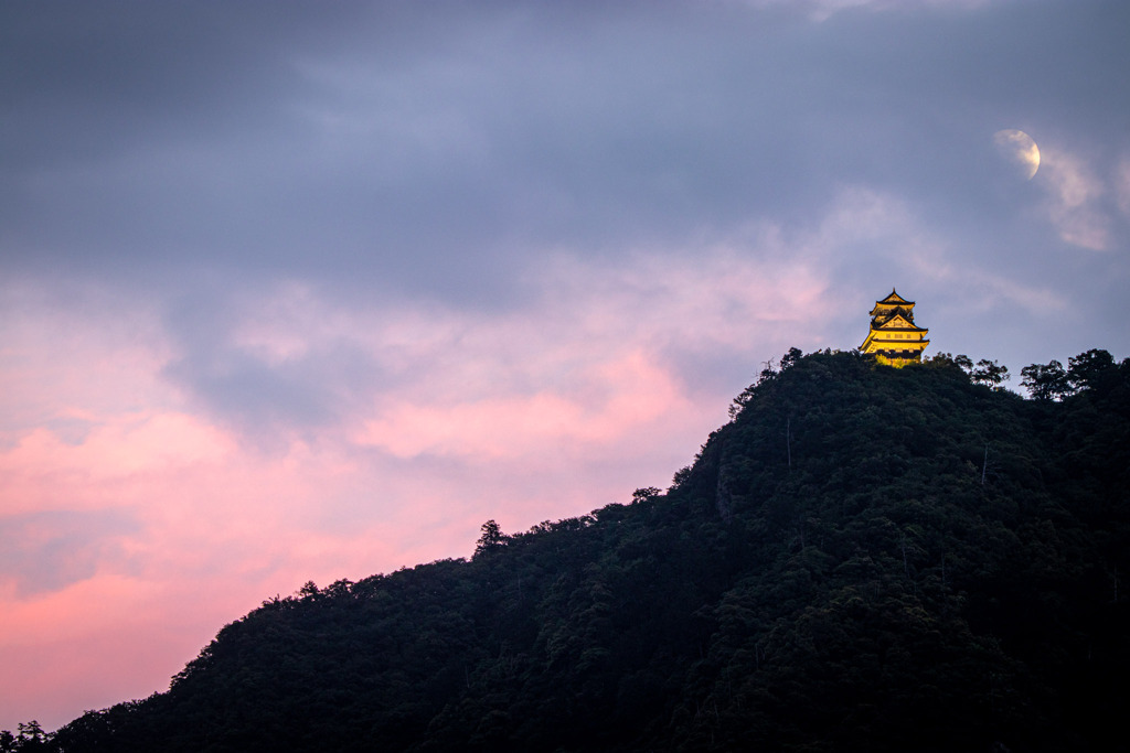 岐阜城と月と夕焼け