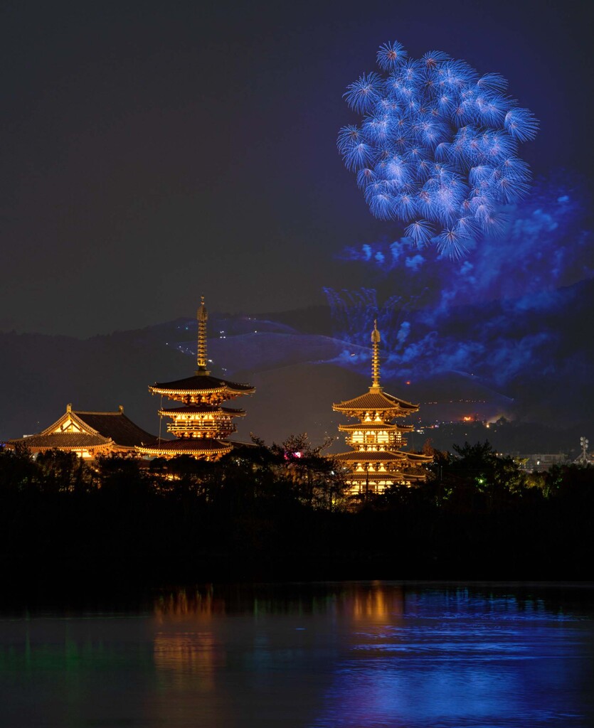 薬師寺と青い千輪花火