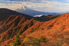 紅く燃える山肌