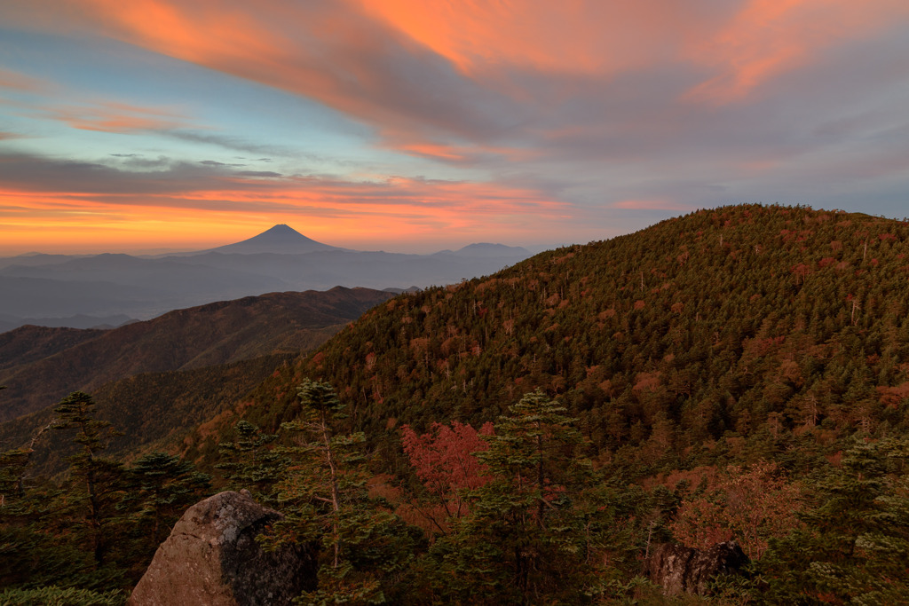 朝焼け秋の山