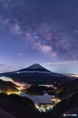 春の夜空に