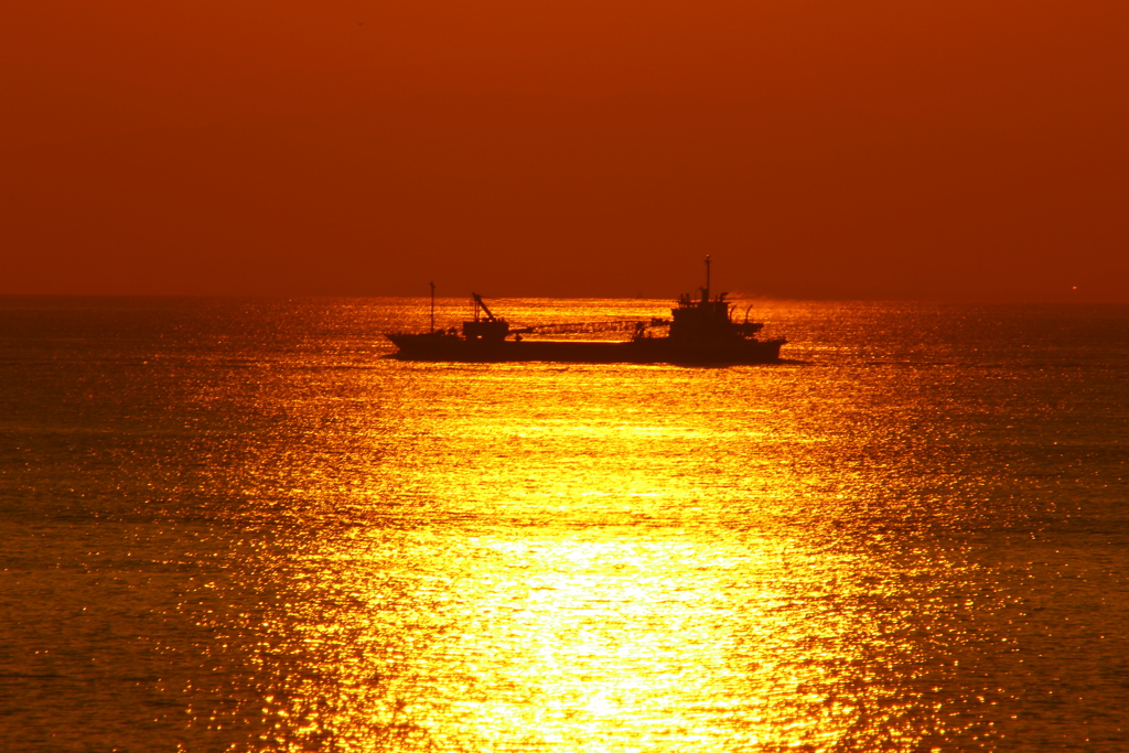 夕日に浮かぶ船