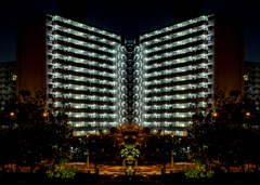 夜のマンション