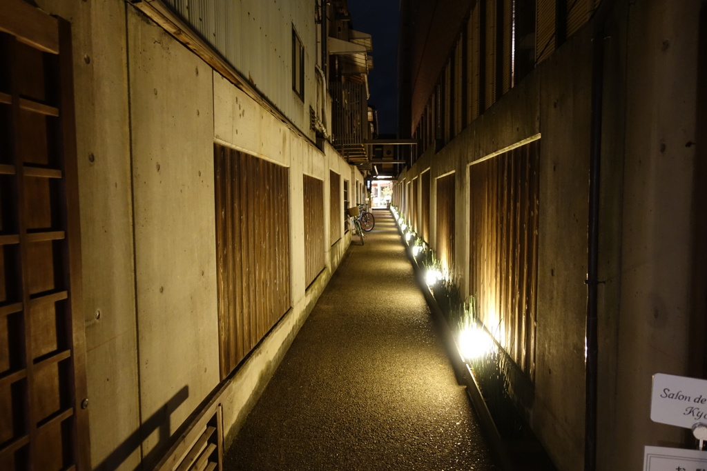 京都　鴨川　川床への小路