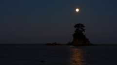 満月海照らす