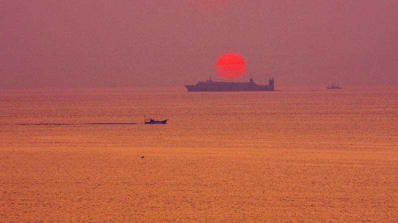 夕陽運搬船