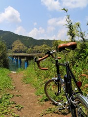 夏日の自転車と沈下橋
