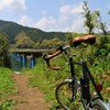 夏日の自転車と沈下橋