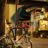 夜の高知市、自転車。