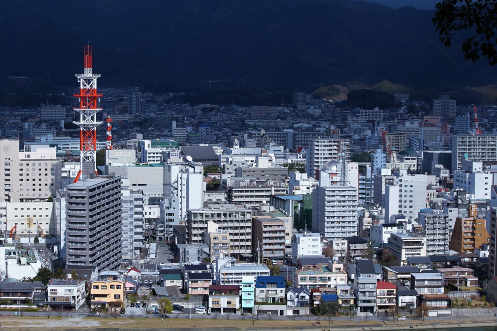 筆山より　青空と曇り空