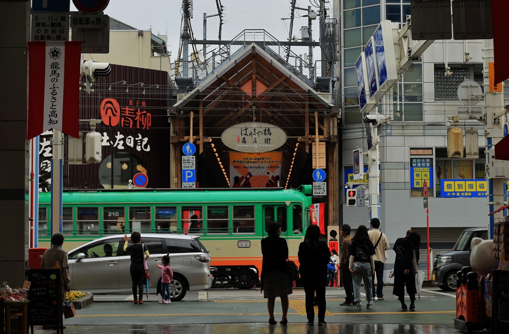 雨上がりの路面電車