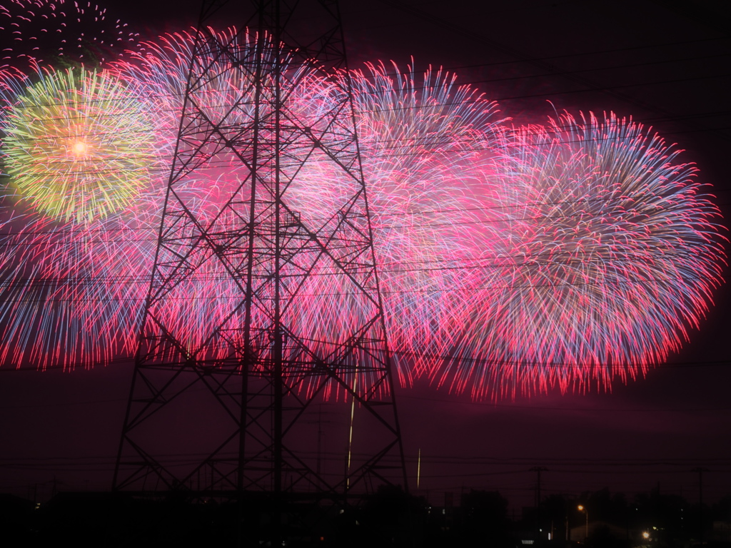 花火と鉄塔
