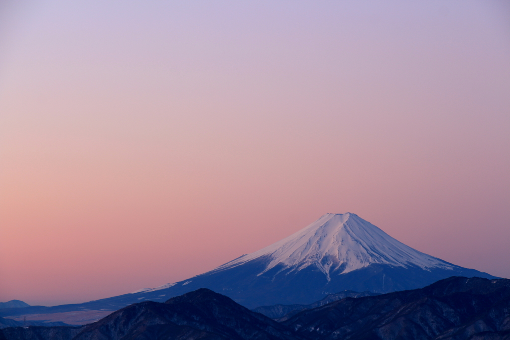 朝焼けに染まる富士山